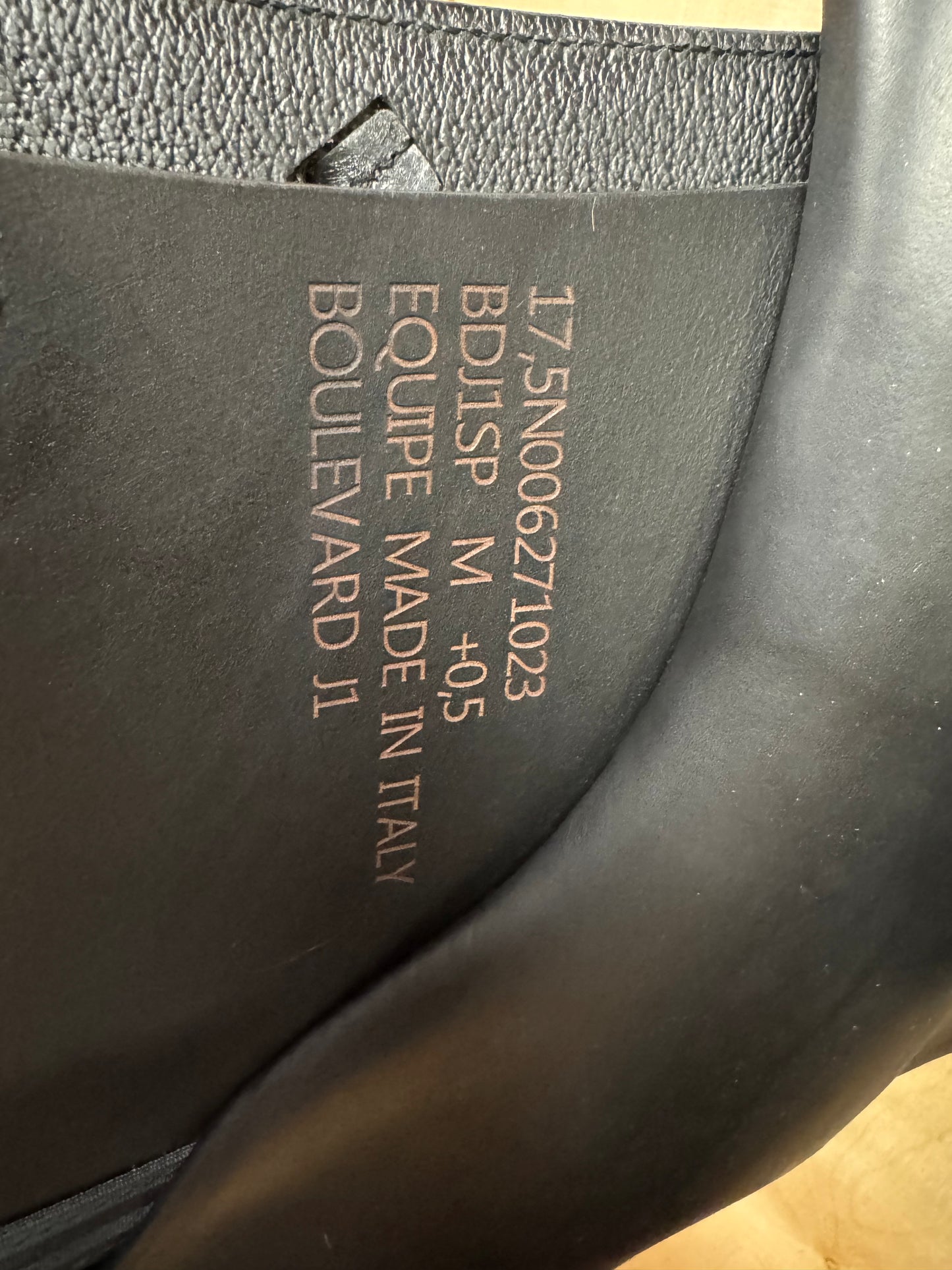 Equipe Boulevard Jump Saddle- M +.5 17.5" Black